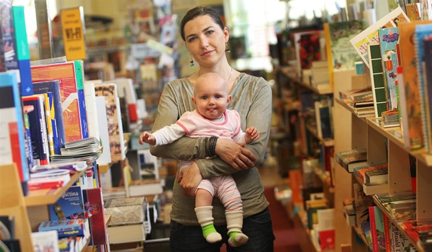 Nela Rywiková je momentálně na mateřské dovolené s dcerkou Olinkou, přitom píše Nela Rywiková je momentálně na mateřské dovolené s dcerkou Olinkou, přitom píše