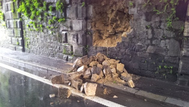 Na začátku června vypadla z viaduktu hromada kamení a zeminy. Na začátku června vypadla z viaduktu hromada kamení a zeminy.