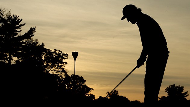 ZA SOUMRAKU. Phil Mickelson na golfovém US Open. ZA SOUMRAKU. Phil Mickelson na golfovém US Open.