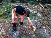 Výprava byla úspěšná. Fotografie zachycuje moment, kdy čtenáři tracker nalezli. Výprava byla úspěšná. Fotografie zachycuje moment, kdy čtenáři tracker nalezli.