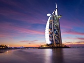 Stavba hotelu Burdž al-Arab stála 650 milionů dolarů a trvala pět let. Stavba hotelu Burdž al-Arab stála 650 milionů dolarů a trvala pět let.