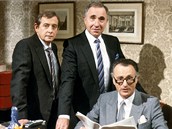 JISTĚ, PANE MINISTŘE. Nigel Hawthorne jako Sir Humphrey Appleby (uprostřed) JISTĚ, PANE MINISTŘE. Nigel Hawthorne jako Sir Humphrey Appleby (uprostřed)