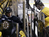 STUDENT A U�ITEL. Mladík Torey Krug odchází z ledu p�i tréninku Bostonu, za ním...