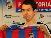 Tomáš Hořava pózuje s dresem Plzně, jejíž novou posilou se stal. Tomáš Hořava pózuje s dresem Plzně, jejíž novou posilou se stal.