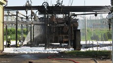 Hasi�i likvidují následky výbuchu trafostanice na pra�ském Chodov� (19.6.2013)