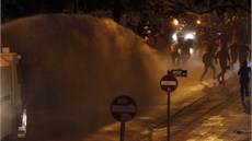Policie nasadila proti demonstrant�m v Anka�e vodní d�la. (15. �ervna 2013)