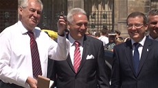 Zeman se na Hradě promenoval kolem nového superbu Zeman se na Hradě promenoval kolem nového superbu
