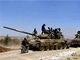 Syr�t� rebelov� na tanku, kter�ho se zmocnili po dobyt� vojensk� z�kladny Iskan