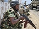 Voj�ci Africk� unie v Mogadi�u p�ed budovou pat��c� OSN zni�en� po