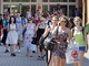 Studenti sokolovského gymnázia opouštějí po čtvrté vyučovací hodině školní