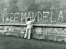 OSVOBOĎTE MANDELU. Jihoafrický rasistický režim ho zavřel, jeho myšlenky však... OSVOBOĎTE MANDELU. Jihoafrický rasistický režim ho zavřel, jeho myšlenky však...