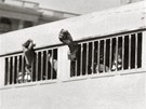 ZA MŘÍŽEMI. Vůdce Afrického národního kongresu byl odsouzen k doživotnímu... ZA MŘÍŽEMI. Vůdce Afrického národního kongresu byl odsouzen k doživotnímu...