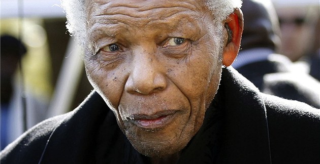 SMUTNÉ STÁŘÍ. Mandela měl početnou rodinu. Z jeho šesti dětí dnes žijí už jen SMUTNÉ STÁŘÍ. Mandela měl početnou rodinu. Z jeho šesti dětí dnes žijí už jen