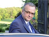 Miroslav Kalousek po jednání s prezidentem Milošem Zemanem. Miroslav Kalousek po jednání s prezidentem Milošem Zemanem.