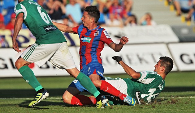 PENALTOVÝ MOMENT. Zákrok fotbalisty Bohemians 1905 Michala Šmída na plzeňského PENALTOVÝ MOMENT. Zákrok fotbalisty Bohemians 1905 Michala Šmída na plzeňského