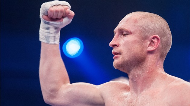 Boxer Lukáš Konečný se raduje z obhajoby evropského titulu WBO ve střední váze. Boxer Lukáš Konečný se raduje z obhajoby evropského titulu WBO ve střední váze.
