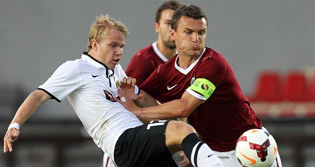 UHNI. Sparťanský útočník David Lafata (vpravo) v souboji s Oscarem Lewickim z UHNI. Sparťanský útočník David Lafata (vpravo) v souboji s Oscarem Lewickim z