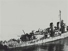 Záběr na vracející se poničený USS Laffey Záběr na vracející se poničený USS Laffey