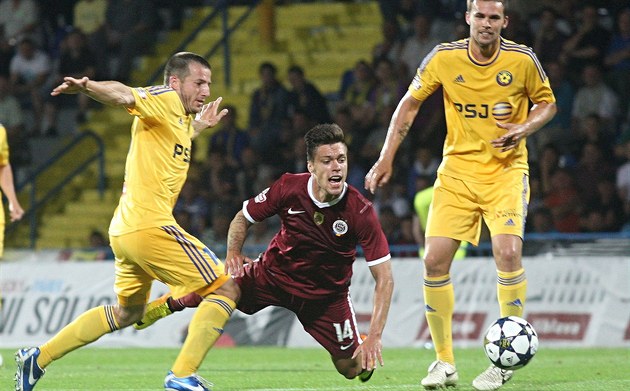 Sparťanský útočník Václav Kadlec padá po souboji s jihlavským obráncem Tomášem... Sparťanský útočník Václav Kadlec padá po souboji s jihlavským obráncem Tomášem...