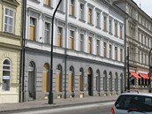 Okna budovy, v níž sídlí obrazárna Zdeňka Sklenáře, tři měsíce po výbuchu v... Okna budovy, v níž sídlí obrazárna Zdeňka Sklenáře, tři měsíce po výbuchu v...