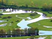 Pod obcí Želnava směrem na Novou Pec se Vltava vlévá do přehradní nádrže Lipno. Pod obcí Želnava směrem na Novou Pec se Vltava vlévá do přehradní nádrže Lipno.