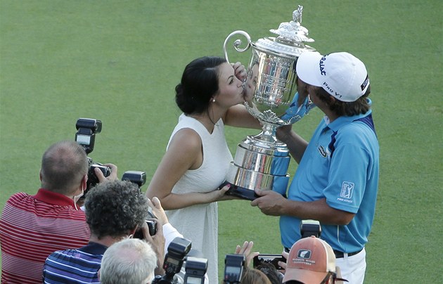 Americký golfista Jason Dufner a jeho žena Amanda líbají trofej pro vítěze PGA Americký golfista Jason Dufner a jeho žena Amanda líbají trofej pro vítěze PGA