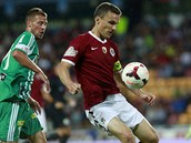 KAPITÁN. A STŘELEC. Sparťanský útočník David Lafata (v rudém) drží míč před... KAPITÁN. A STŘELEC. Sparťanský útočník David Lafata (v rudém) drží míč před...