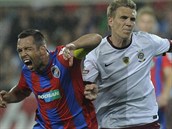 NEPROJDEŠ Sparťanský záložník Bořek Dočkal zastavuje plzeňského kapitána Pavla... NEPROJDEŠ Sparťanský záložník Bořek Dočkal zastavuje plzeňského kapitána Pavla...