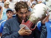 Rafael Nadal s trofejí pro vítěze turnaje v Cincinnati. 