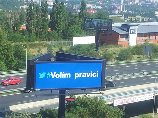 Pohled na pedvolební billboard z oken tábu ODS.