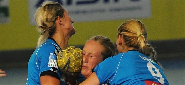Michaela Součková z Písku proniká olomouckou obranou, vpravo Katarina Berová. Michaela Součková z Písku proniká olomouckou obranou, vpravo Katarina Berová.