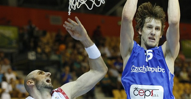 Český reprezentant Jan Veselý stahuje míč na doskoku před polským pivotem... Český reprezentant Jan Veselý stahuje míč na doskoku před polským pivotem...