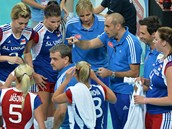 Trenér Carlo Parisi udílí pokyny českým volejbalistkám. Trenér Carlo Parisi udílí pokyny českým volejbalistkám.
