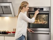 Ovládání displeje je intuitivní, parní trouba AEG ProCombi Sous Vide nabízí 100 receptů, takže se vaření nemusí bát ani začátečník. Pod troubou je zásuvka s vakuovačkou. Ovládání displeje je intuitivní, parní trouba AEG ProCombi Sous Vide nabízí 100 receptů, takže se vaření nemusí bát ani začátečník. Pod troubou je zásuvka s vakuovačkou.