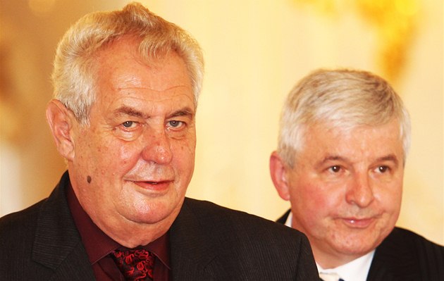 Prezident Miloš Zeman a premiér Jiří Rusnok po jednání o situaci v OKD (úterý Prezident Miloš Zeman a premiér Jiří Rusnok po jednání o situaci v OKD (úterý