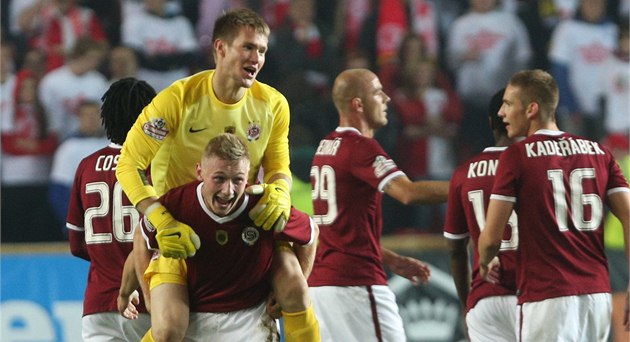 DERBY JE ZASE NAŠE! Hráči Sparty oslavují triumf na půdě rivala. Gólman Vaclík... DERBY JE ZASE NAŠE! Hráči Sparty oslavují triumf na půdě rivala. Gólman Vaclík...