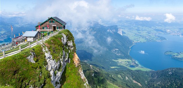 Pohled z vrcholu Schaffberg. Až nahoru vede ozubená železnice. Dole ve stanici... Pohled z vrcholu Schaffberg. Až nahoru vede ozubená železnice. Dole ve stanici...