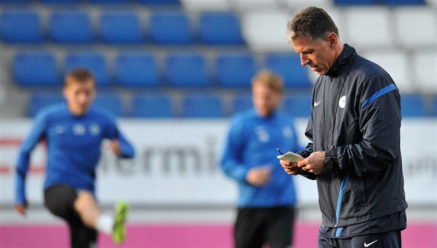 TAK KOHO JÁ POSTAVÍM? Trenér libereckých fotbalistů Jaroslav Šilhavý možná i... TAK KOHO JÁ POSTAVÍM? Trenér libereckých fotbalistů Jaroslav Šilhavý možná i...