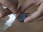 Špičkou špendlíku přejeď několikrát (asi 10krát) přes magnet. Špičkou špendlíku přejeď několikrát (asi 10krát) přes magnet.