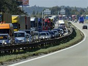Po dobu uzavírky dálnice se vytvořila až čtrnáct kilometrů dlouhá kolona. Po dobu uzavírky dálnice se vytvořila až čtrnáct kilometrů dlouhá kolona.