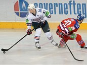 Útočník Lva Petr Vrána (vpravo) a Jan Kovář Magnitogorsku v utkání v Praze. Útočník Lva Petr Vrána (vpravo) a Jan Kovář Magnitogorsku v utkání v Praze.