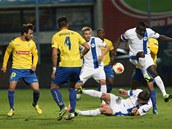 MELA. Liberečtí fotbalisté Delarge, Rabušic (na zemi) a Frýdek se perou o balon MELA. Liberečtí fotbalisté Delarge, Rabušic (na zemi) a Frýdek se perou o balon