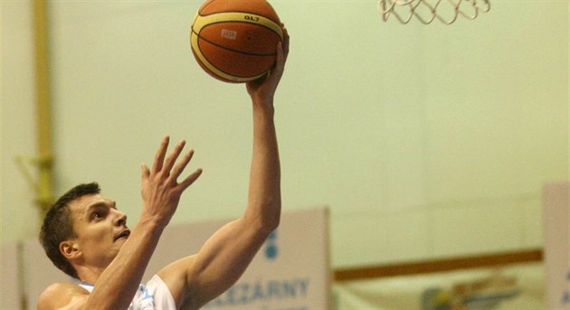 Radek Nečas v dresu Prostějova zakončuje. Radek Nečas v dresu Prostějova zakončuje.