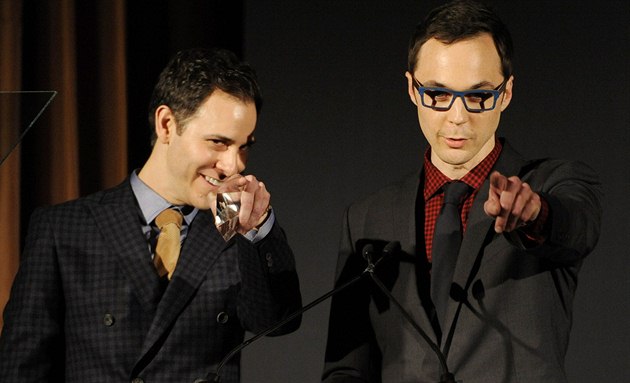 Jim Parsons a jeho partner Todd Spiewak (18. října 2013) Jim Parsons a jeho partner Todd Spiewak (18. října 2013)