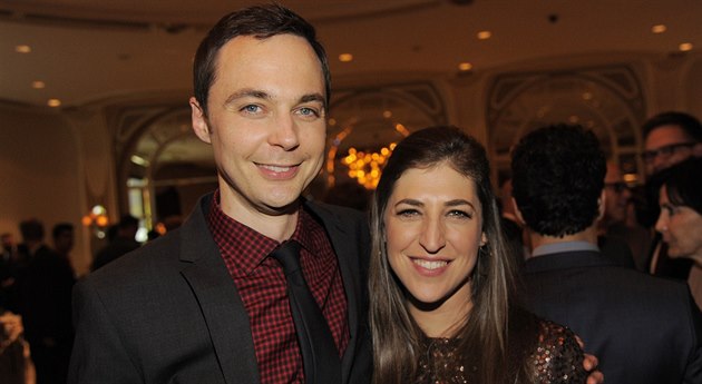 Jim Parsons a jeho kolegyně ze seriálu Teorie velkého třesku Mayim Bialiková... Jim Parsons a jeho kolegyně ze seriálu Teorie velkého třesku Mayim Bialiková...