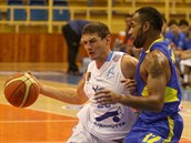 Pavel Slezák (vlevo) z Prostějova uniká kolem Kwamaina Mitchella z Ústí. Pavel Slezák (vlevo) z Prostějova uniká kolem Kwamaina Mitchella z Ústí.