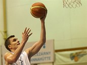 Radek Nečas v dresu Prostějova zakončuje. Radek Nečas v dresu Prostějova zakončuje.