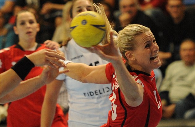 Portugalskou obranu právě překonala Helena Štěrbová. Portugalskou obranu právě překonala Helena Štěrbová.
