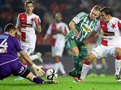 Brankář Slavie Matej Rakovan (vlevo) zasahuje před Jakub ... Brankář Slavie Matej Rakovan (vlevo) zasahuje před Jakub ...