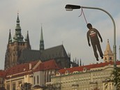 Figuríny s oběšenci se objevily v úterý ráno 22. října na pražském Klárově Figuríny s oběšenci se objevily v úterý ráno 22. října na pražském Klárově